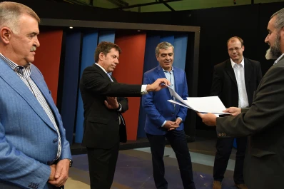 Las 12 mejores fotos de lo que no se vio en el debate de los candidatos a diputado