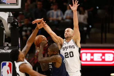 Manu Ginóbili debutó con una victoria en su 16° temporada en la NBA