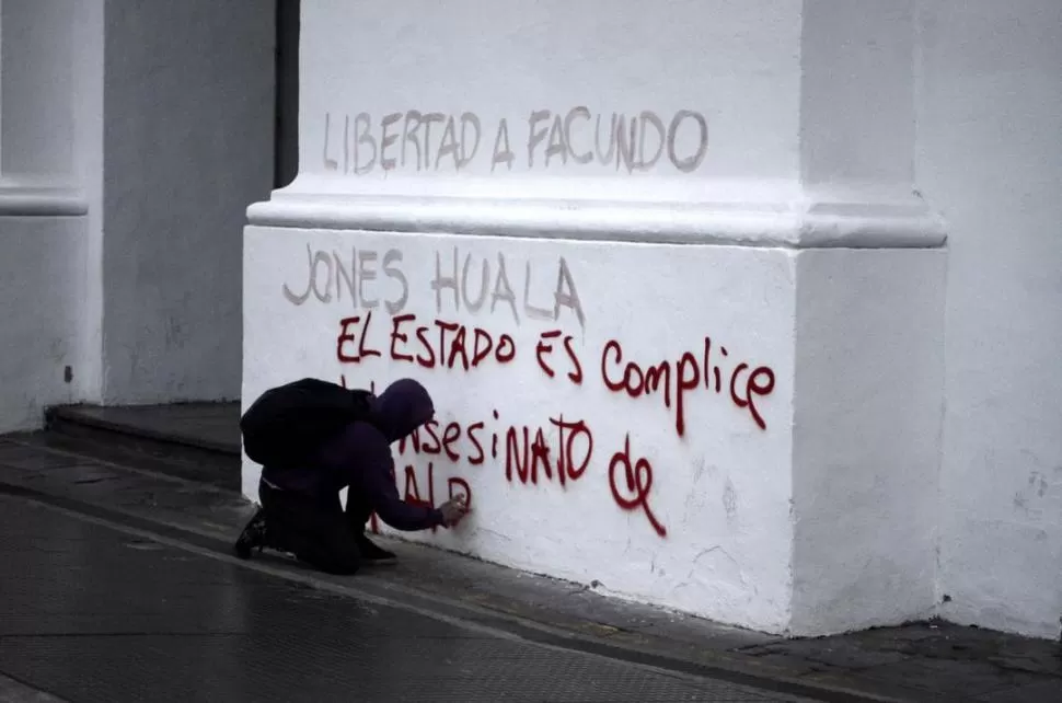 ENOJO Y MILITANCIA. Dura pintada contra el Gobierno en el Cabildo porteño  