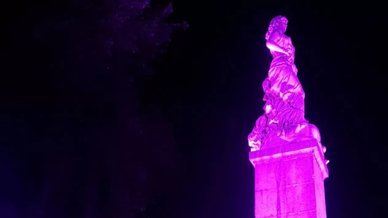 EN PLAZA INDEPENDENCIA. La estatua de La Libertad, de Lola Mora. FOTO ENVIADA POR UN LECTOR
