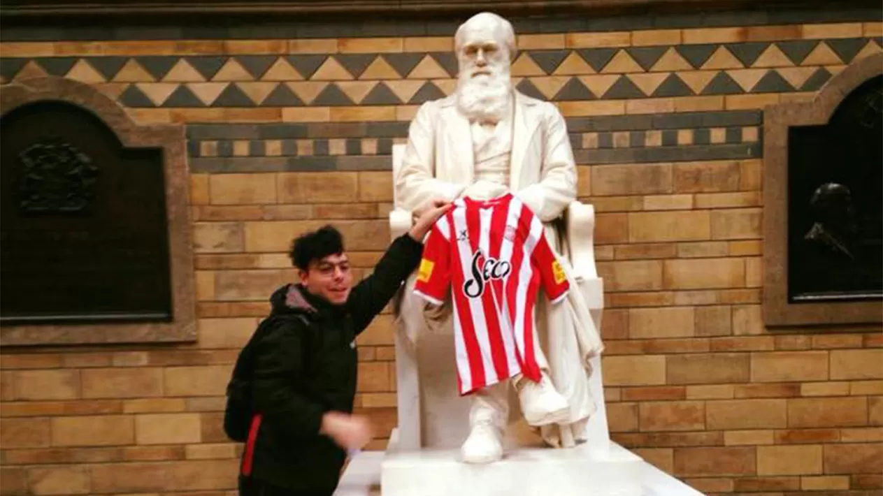 EN EL MUSEO. El hincha del Santo le pone la camiseta a la estatua de Darwin. (FOTO DE SANTO DE LA CIUDADELA)