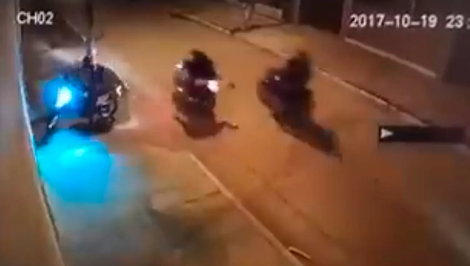 Video: tres motos con seis personas lo rodearon en la puerta de su casa