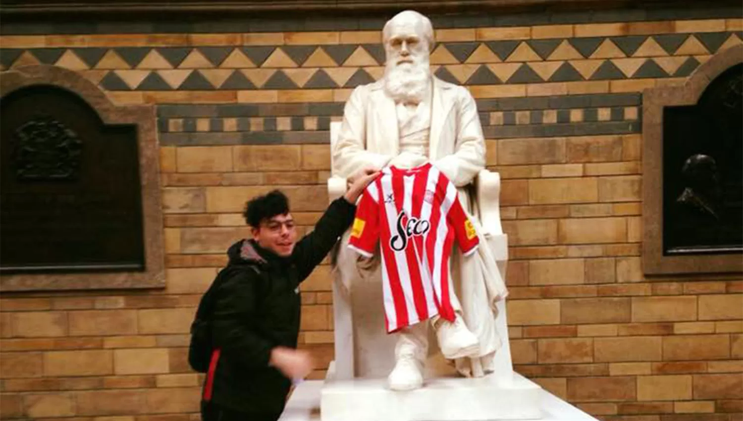 EN EL MUSEO. El hincha del Santo le pone la camiseta a la estatua de Darwin. (FOTO DE SANTO DE LA CIUDADELA)