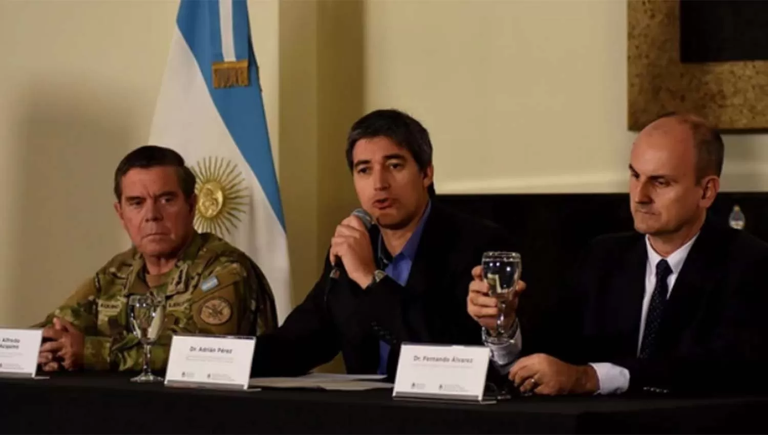 Adrián Pérez (en el centro de la imagen) durante la conferencia de prensa brindada hoy. FOTO TOMADA DE INFOBAE.COM