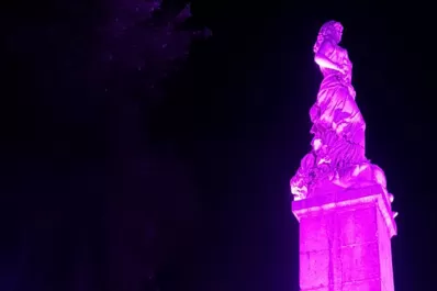 La estatua de la Libertad fue iluminada de rosa por Día Mundial del Cáncer de Mama