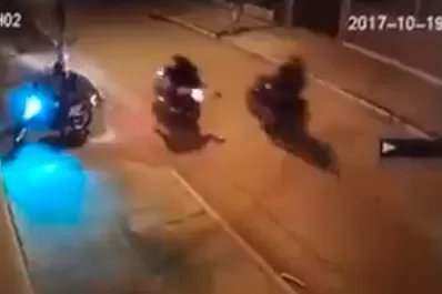 Video: tres motos con seis personas lo rodearon en la puerta de su casa