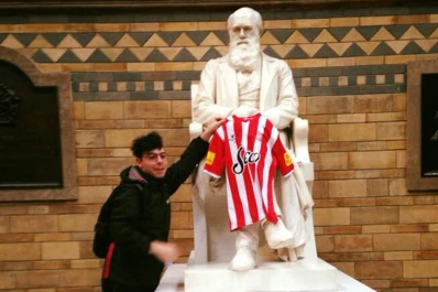 En Londres, un tucumano hizo que Darwin posara con la camiseta de San Martín