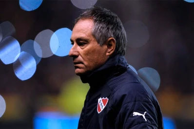 De terror: la barra de Independiente amenazó al DT Holan en una autopista