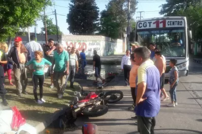 Un hombre murió al chocar una moto y un colectivo