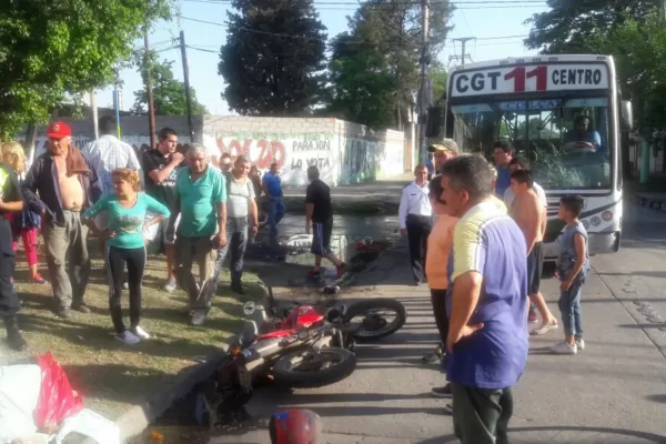 Un hombre murió al chocar una moto y un colectivo