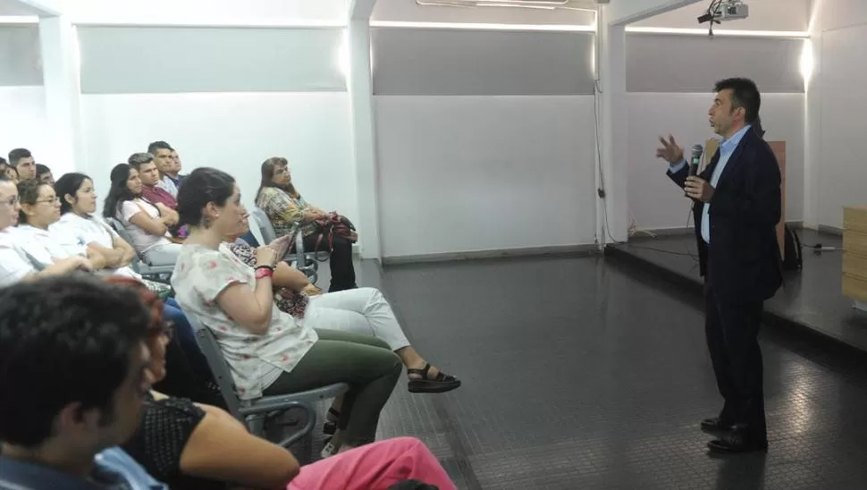 DESPERTANDO VOCACIONES. El  físico español Pablo Artal charla con alumnos tucumanos, en el Cideept. LA GACETA / FOTO DE ANTONIO FERRONI.-