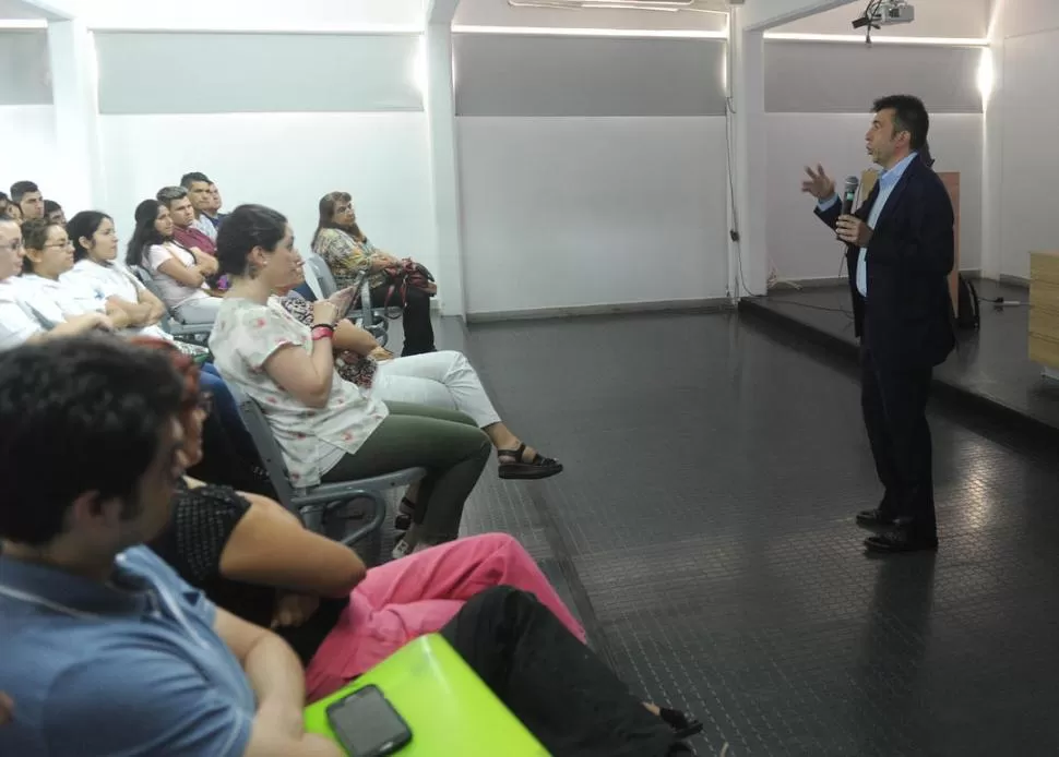 DESPERTANDO VOCACIONES. El  físico español Pablo Artal charla con alumnos tucumanos, en el Cideept. LA GACETA / FOTO DE ANTONIO FERRONI.-