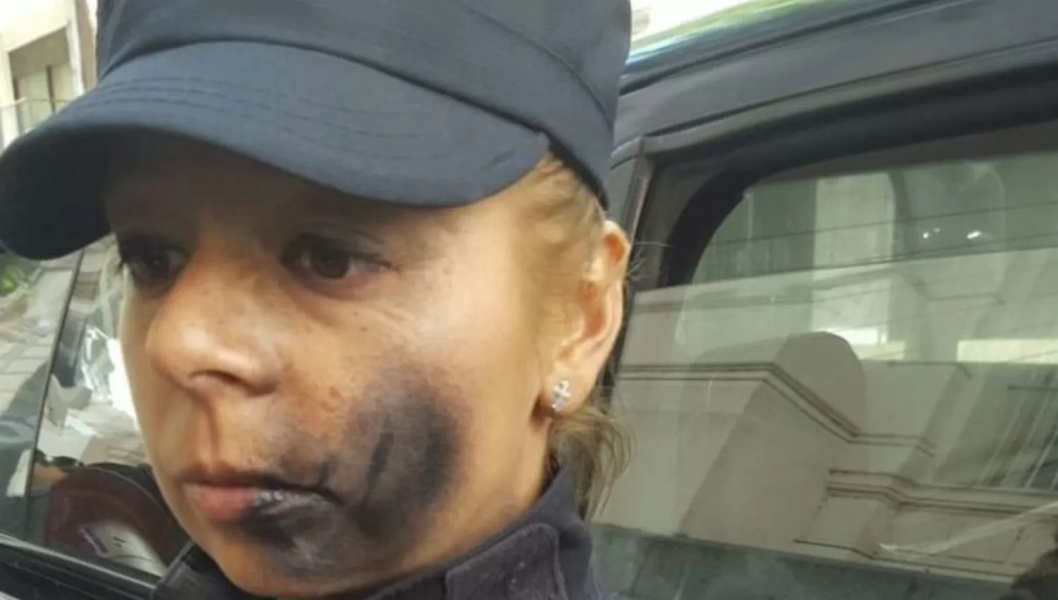 El agresor pintó con aerosol el rostro de una mujer policía.