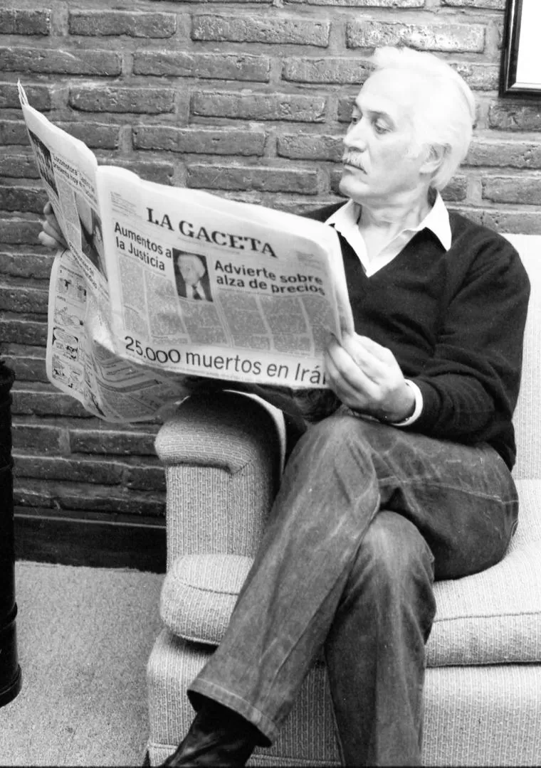 HACE 27 AÑOS. Luppi se dio tiempo para leer LA GACETA, antes de una entrevista. Había venido a presentar la obra “Por tu padre”. LA GACETA / FOTOS DE ARCHIVO.-