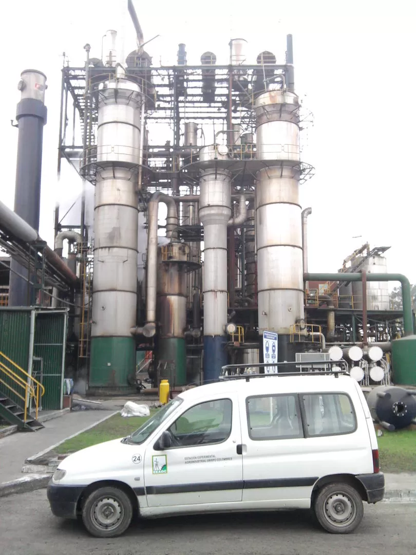 TÉCNICOS. La industria azucarera cuenta con el apoyo del Laboratorio de Ensayos y Mediciones Industriales (LEMI). 