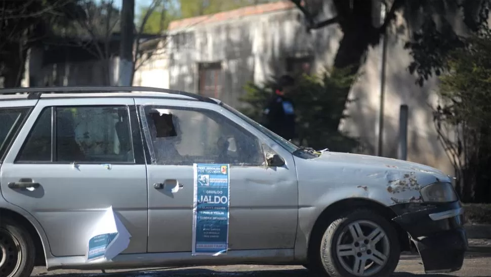 EN FAMAILLÁ. Un auto con un cartel oficialista circula por la ciudad del interior durante las PASO del 13 de agosto. la gaceta / foto de franco vera