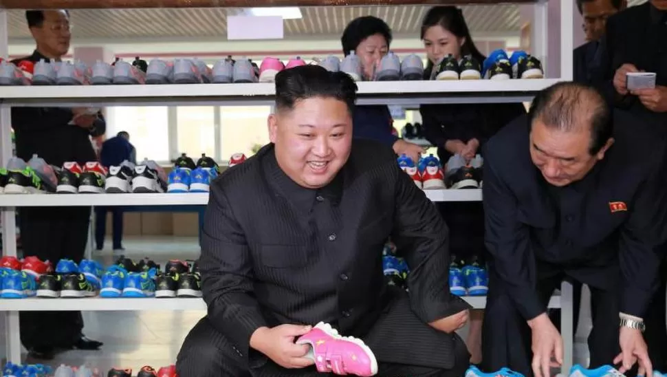 TRANQUILO. Kim  visita una fábrica de zapatillas mientras enfrenta a EEUU reuters