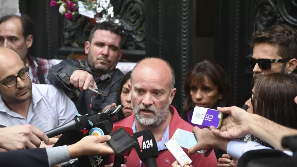 ABATIDO. Sergio habló con la prensa en la puerta de la Morgue Judicial y dijo que el calvario de la familia no terminará hasta obtener justicia. dyn