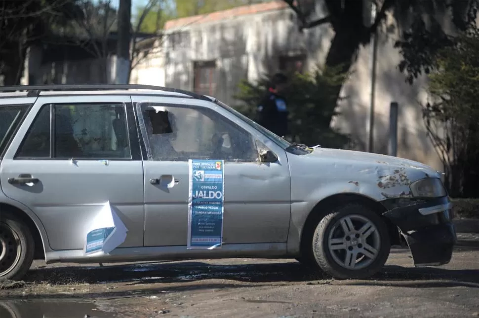 EN FAMAILLÁ. Un auto con un cartel oficialista circula por la ciudad del interior durante las PASO del 13 de agosto. la gaceta / foto de franco vera