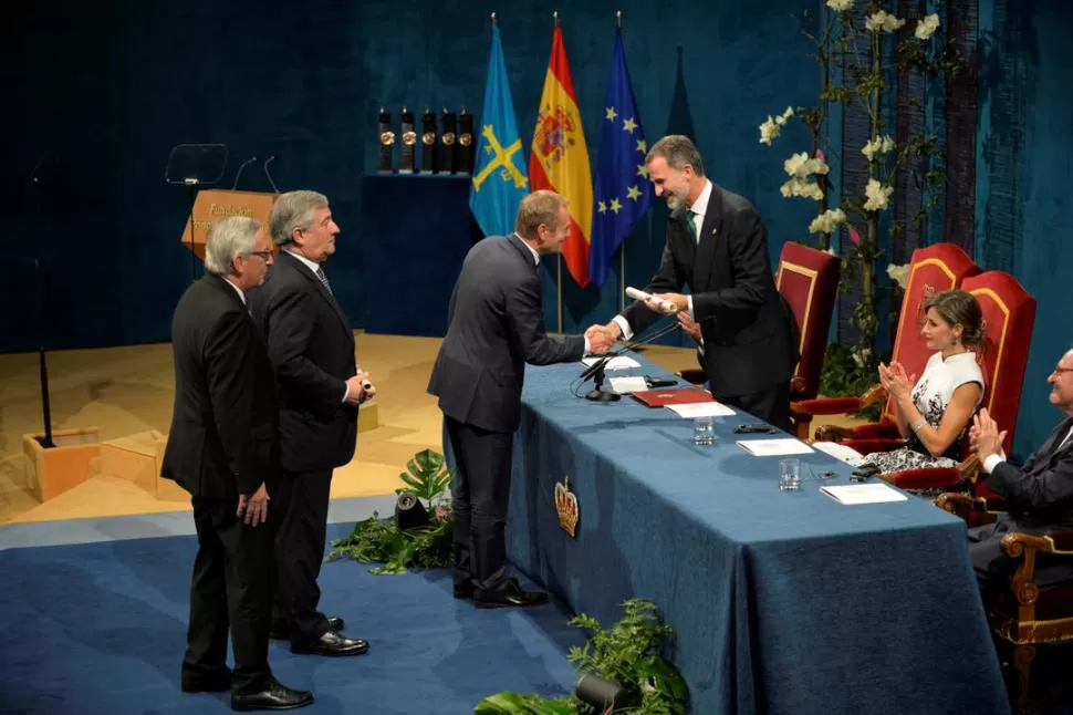 FUERTE SIMBOLISMO. El monarca le entrega el premio “Concordia” a líderes de la Unión Europea, que elogiaron la presencia de banderas españolas. reuters