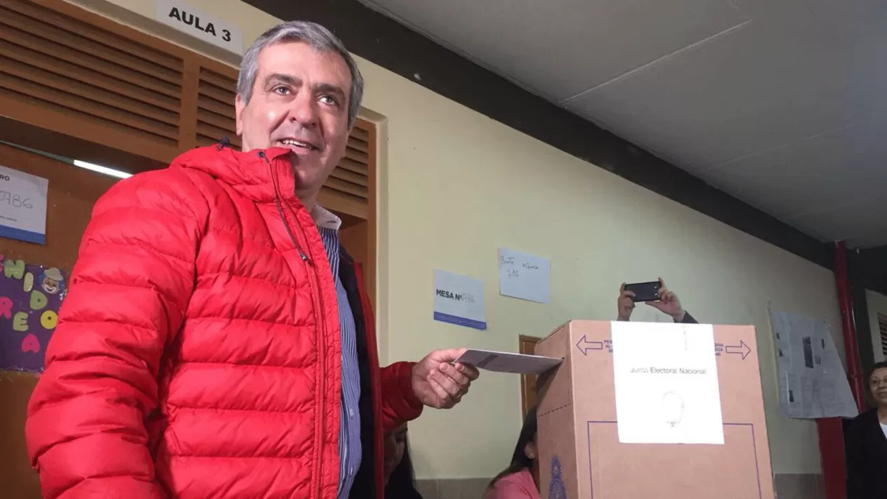 JOSÉ CANO. El referente de Cambiemos, al momento de emitir su voto. FOTO TOMADA DE TWITTER
