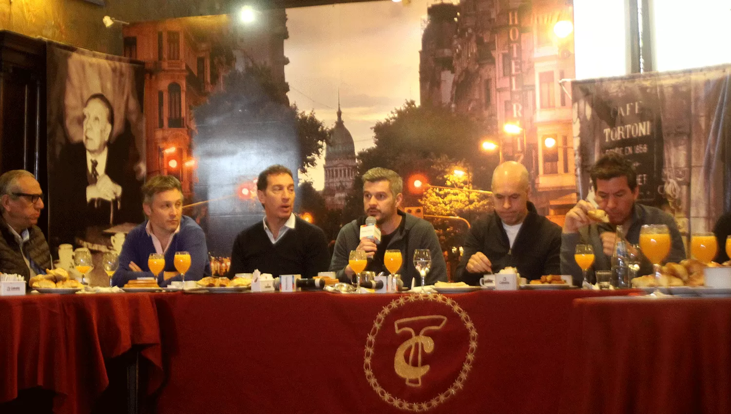 EN EL TORTONI. Marcos Peña habla en el tradicional café porteño junto a otros dirigentes de Cambiemos. DYN