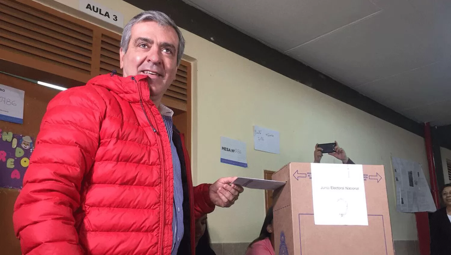 JOSÉ CANO. El referente de Cambiemos, al momento de emitir su voto. FOTO TOMADA DE TWITTER