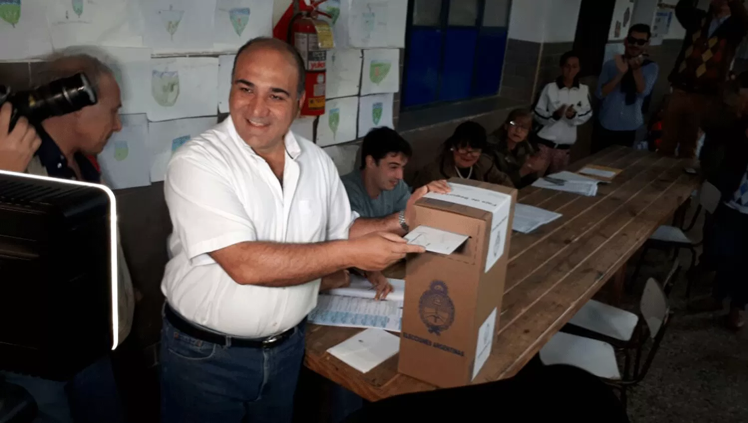 JUAN MANZUR. El gobernador emite el voto en Yerba Buena. FOTO COMUNICACIÓN TUCUMÁN