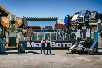 Un nuevo negocio: épica batalla de robots gigantes