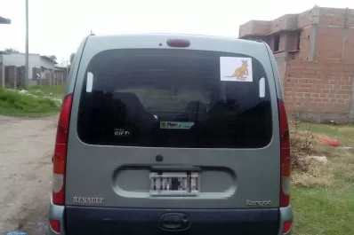 El zoológico de Banda del Río Salí: identifican los autos que acarrean votantes con figuras de animales