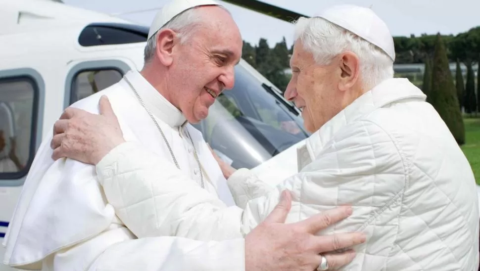 ABRAZO HISTÓRICO. El 23 de marzo de 2013, Francisco y Benedicto XVI (había renunciado el 28 de febrero) se reunieron para rezar y para reflexionar juntos sobre la situación de la Iglesia Católica. El encuentro entre dos pontífices no ocurría desde 1418, cuando dimitió el papa Gregorio XII. 