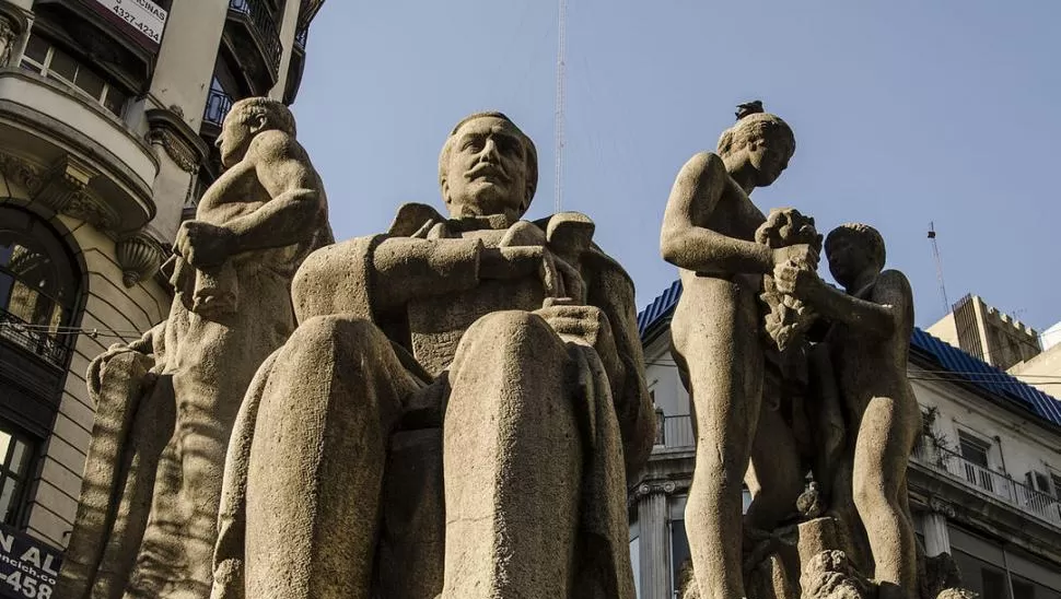 EL MONUMENTO A SÁENZ PEÑA. Díaz donó, para su construcción, los honorarios que había cobrado en juicio a la remisa familia del ex presidente.
