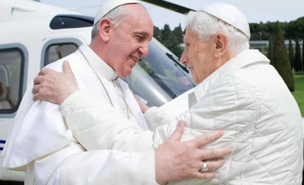 ABRAZO HISTÓRICO. El 23 de marzo de 2013, Francisco y Benedicto XVI (había renunciado el 28 de febrero) se reunieron para rezar y para reflexionar juntos sobre la situación de la Iglesia Católica. El encuentro entre dos pontífices no ocurría desde 1418, cuando dimitió el papa Gregorio XII. 