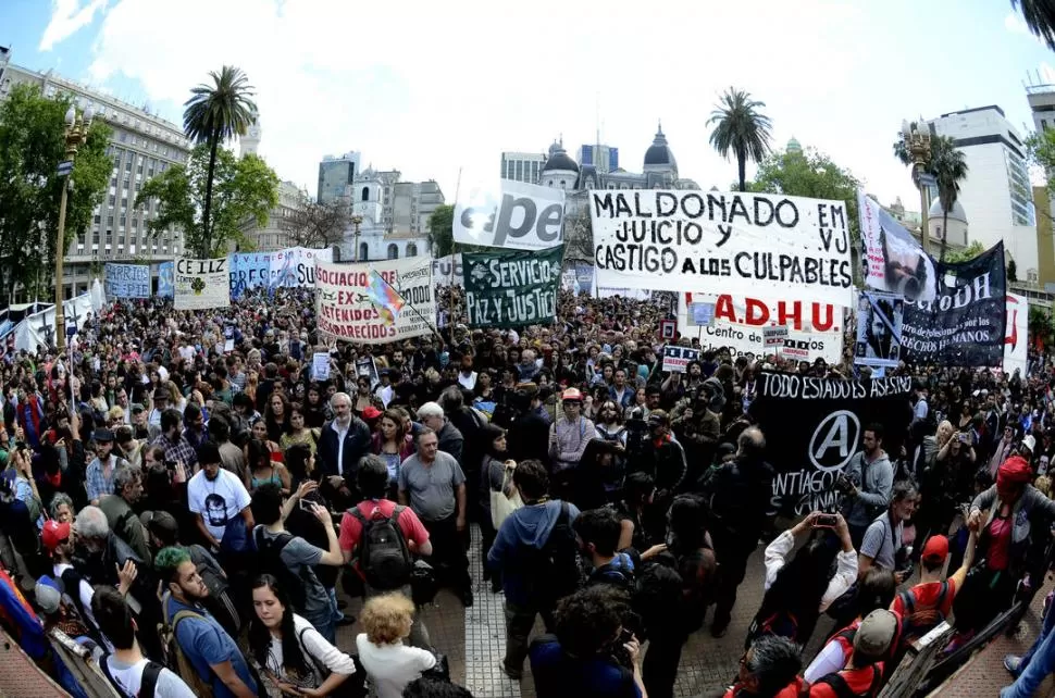 UNA SOLA VOZ. Una multitud copó la Plaza de Mayo para reclamar el esclarecimiento de la muerte del joven artesano que estuvo dos meses desaparecido. dyn