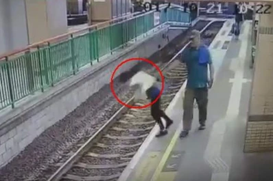 Increíble: empujó a una mujer a las vías del tren y se fue caminando tranquilo
