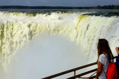 Un hombre se arrojó al vacío en las cataratas del Iguazú
