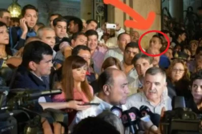 Desafectan al policía que agredió a periodistas tras el acto oficialista en la Casa de Gobierno