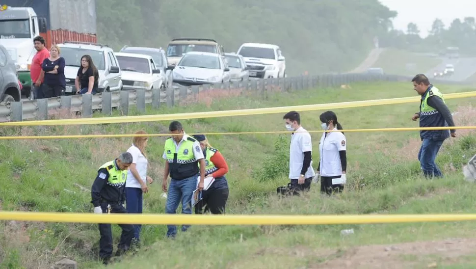 LAS PERICIAS. Criminalística desciende hasta la alcantarilla en que se encontró al muchacho para comenzar la investigación sobre las causas de su muerte. la gaceta / fotos de hector peralta