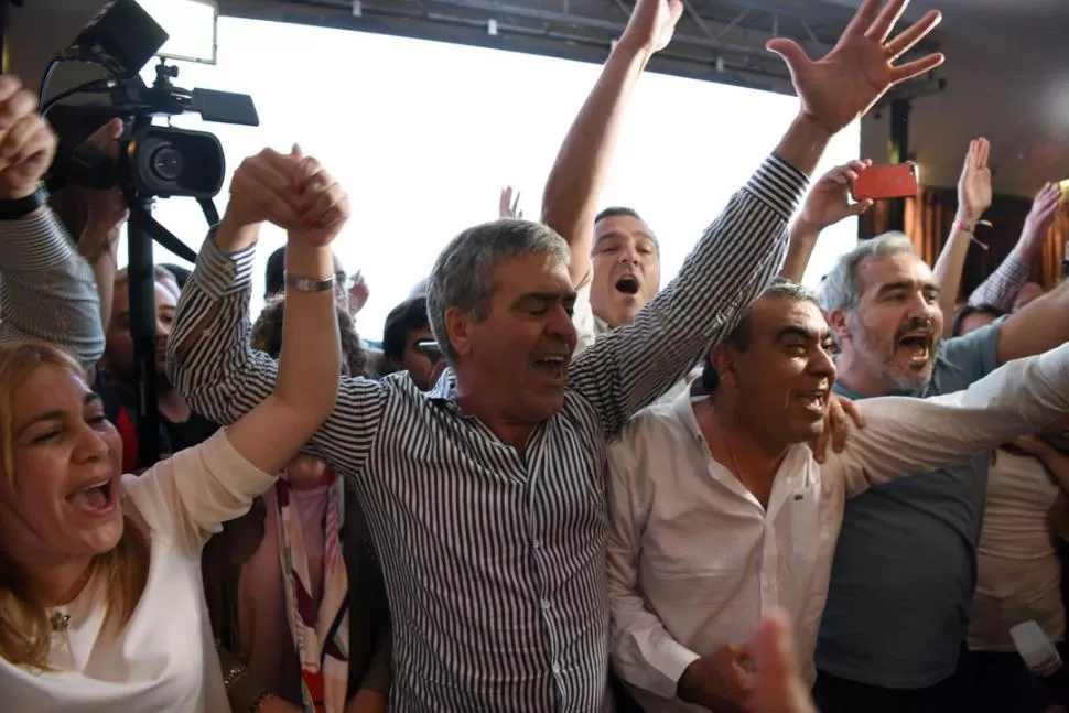 FESTEJOS. Militantes y allegados celebraron cuando el resultado se confirmó. la gaceta / fotos de DIEGO ARáOZ