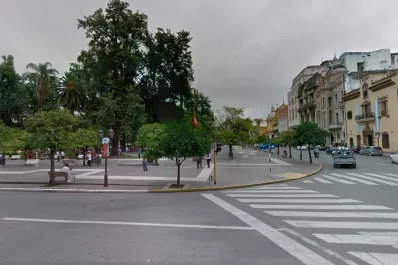 Mostró sus genitales en la plaza Independencia y recibió una paliza