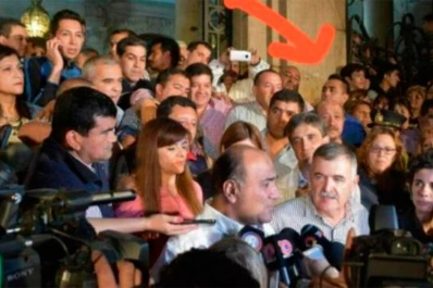 Desafectan al policía que atacó a periodistas en Casa de Gobierno