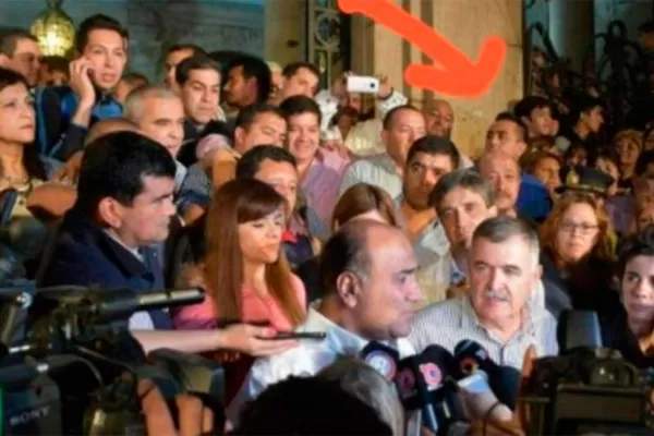 Desafectan al policía que atacó a periodistas en Casa de Gobierno