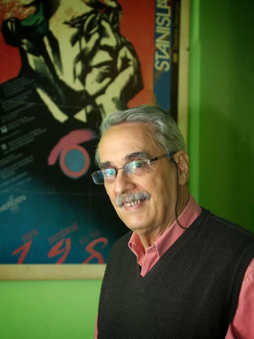 INNOVADOR. Raúl Serrano reivindica ser antiimperialista en lo cultural. Grupo Ambai.-