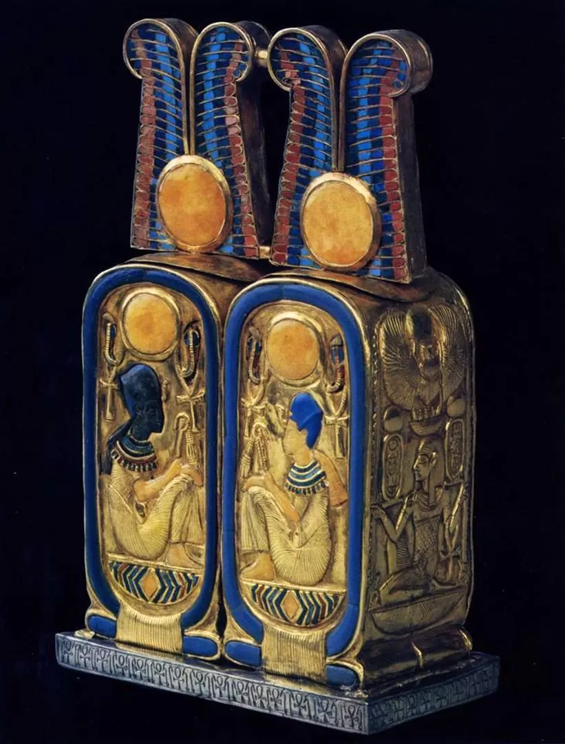 ELIXIR MILENARIO. Los potes de alabastro con el perfume están en el Museo de El Cairo. 