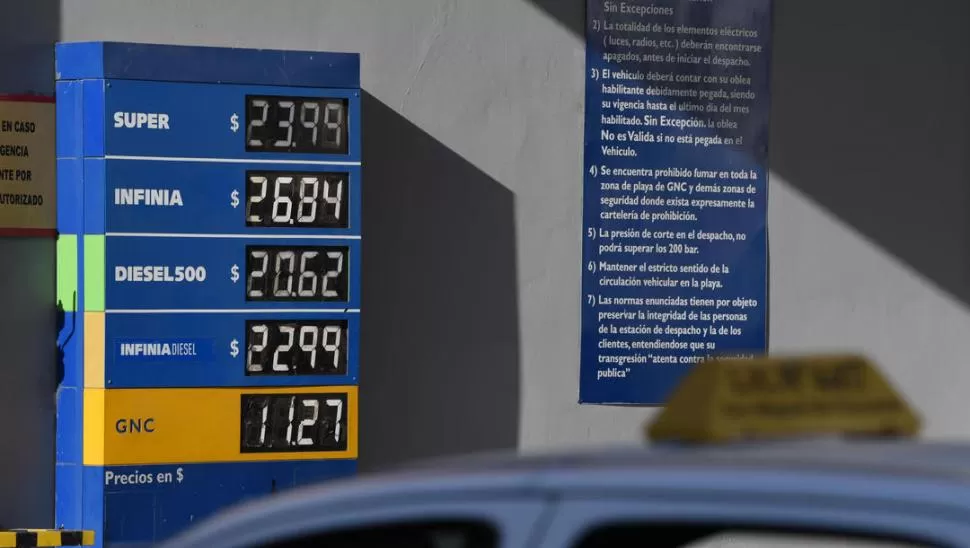 CAMBIOS EN LA PIZARRA. Los valores de las naftas se reajustaron hasta un 12%. En lo que va del año, llos incrementos alcanzaron el 25,9%. la gaceta / foto de diego aráoz