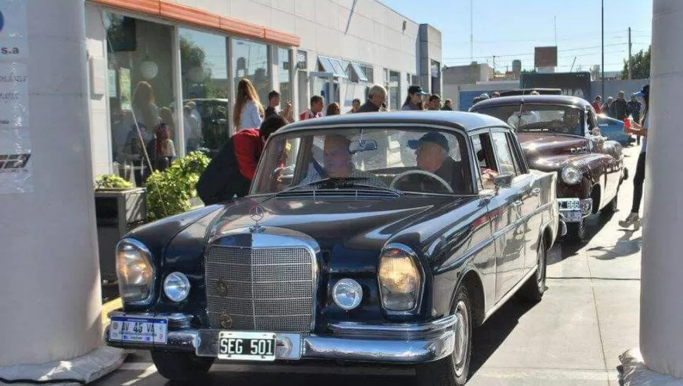 CINCO DÉCADAS. El Mercedes Benz de hace 52 años tiene aire acondicionado.  