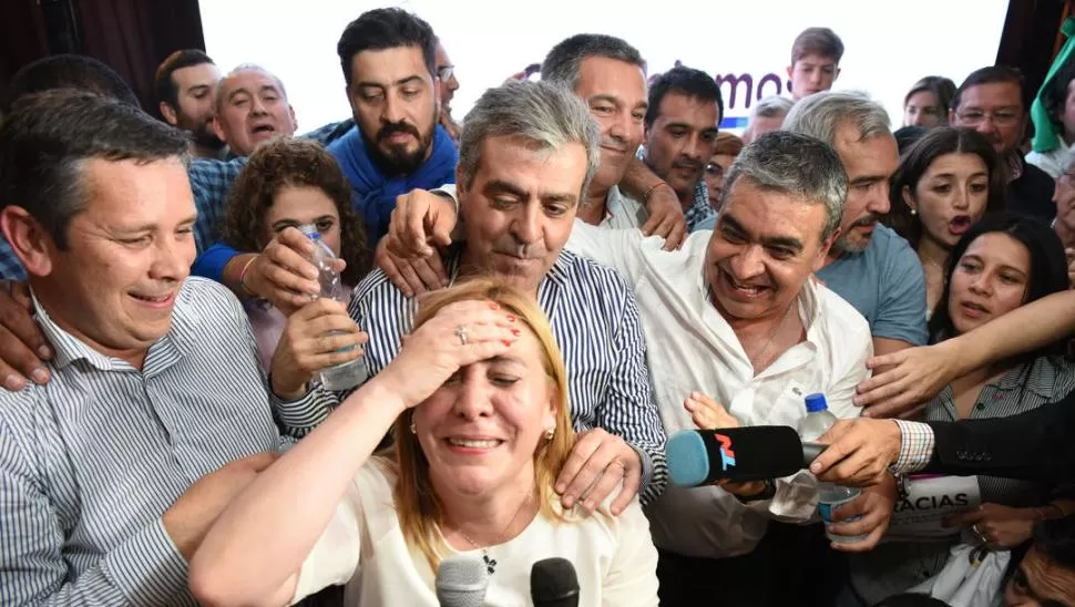 ALGARABÍA EN EL BÚNKER. Ávila llora de emoción ante las cámaras, tras la confirmación de que había sido electa diputada. Detrás, Cano y Alfaro festejan. la gaceta / foto de DIEGO ARáOZ