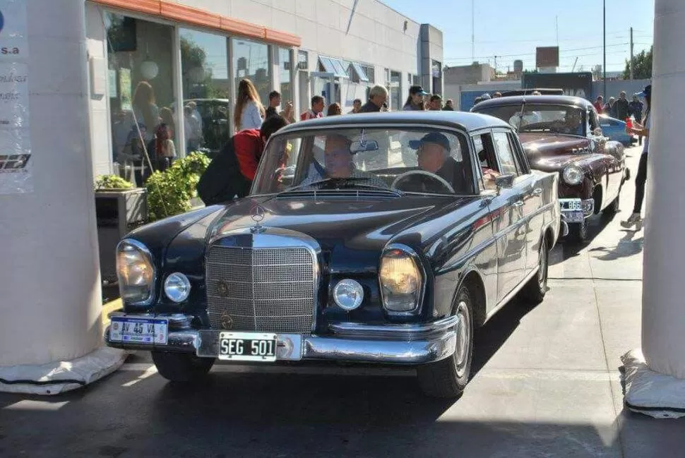 CINCO DÉCADAS. El Mercedes Benz de hace 52 años tiene aire acondicionado.  