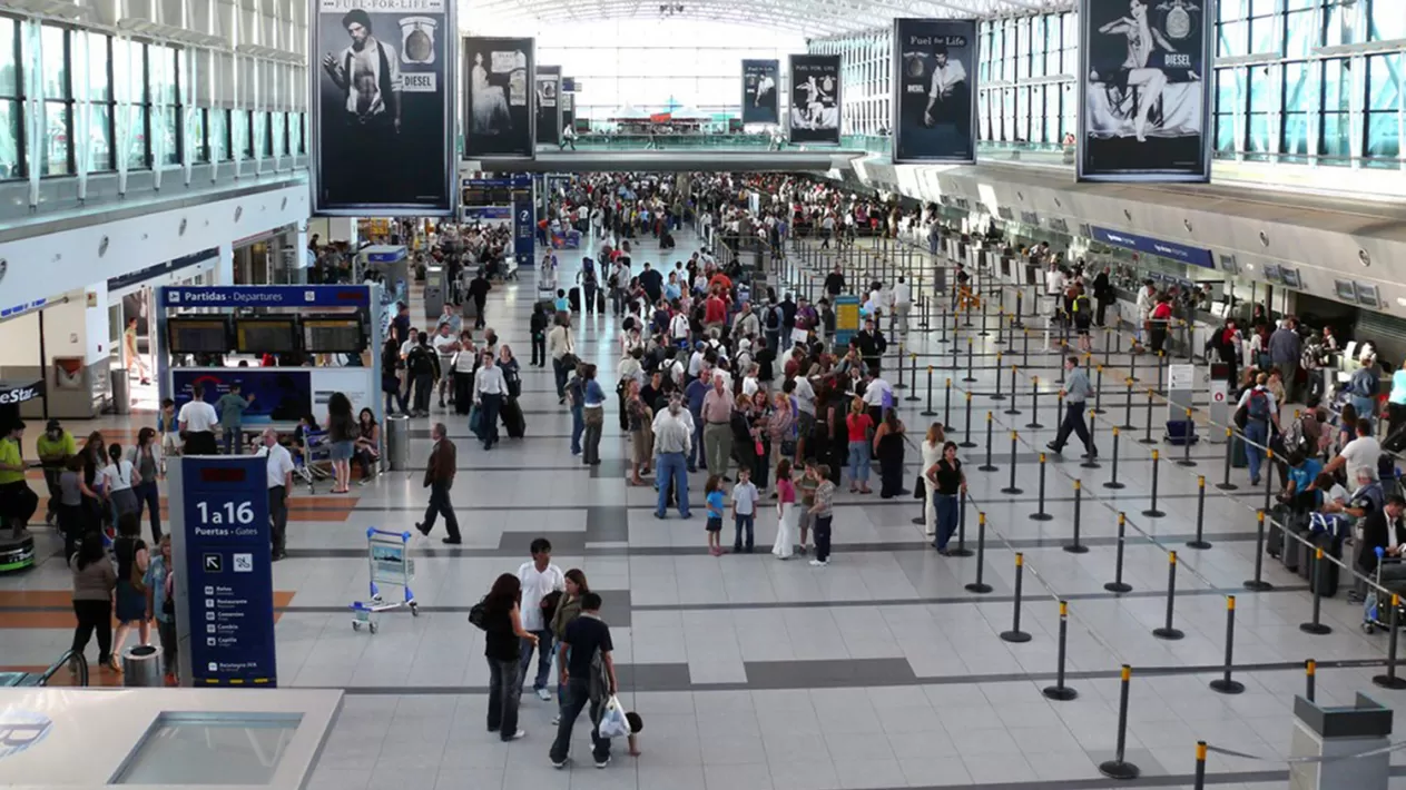 AEROPUERTO DE EZEIZA. Miles de pasajeros ingresan al país por mes a través de este aeropuerto. FOTO TOMADA DE S3.AMAZONAWS.COM