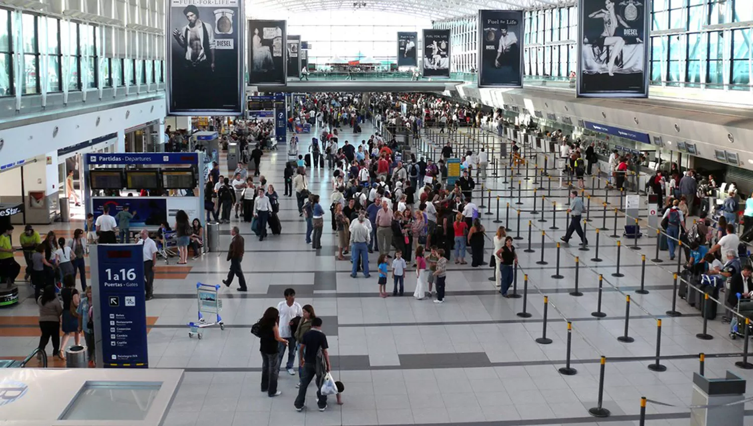 AEROPUERTO DE EZEIZA. Miles de pasajeros ingresan al país por mes a través de este aeropuerto. FOTO TOMADA DE S3.AMAZONAWS.COM